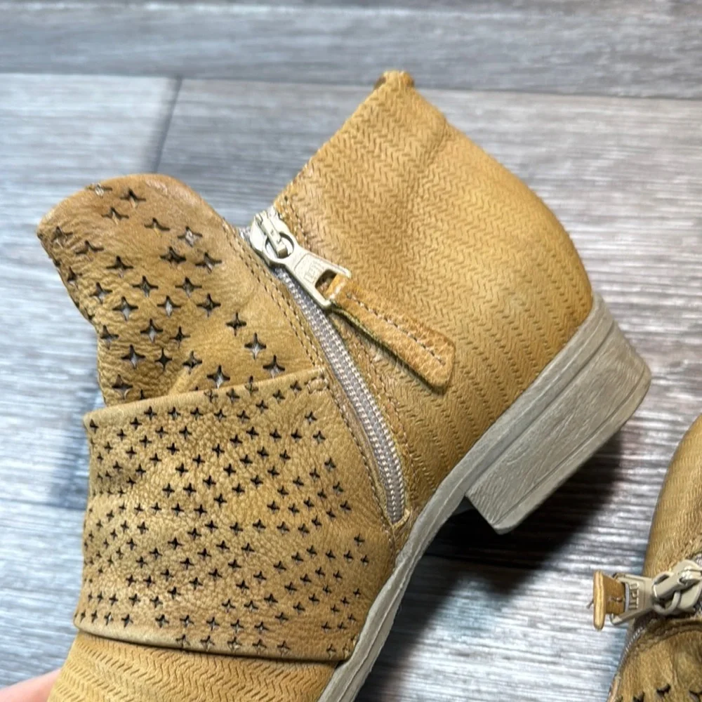 MJUS Stylish Tan Ankle Boots woman’s size 40 (s34)